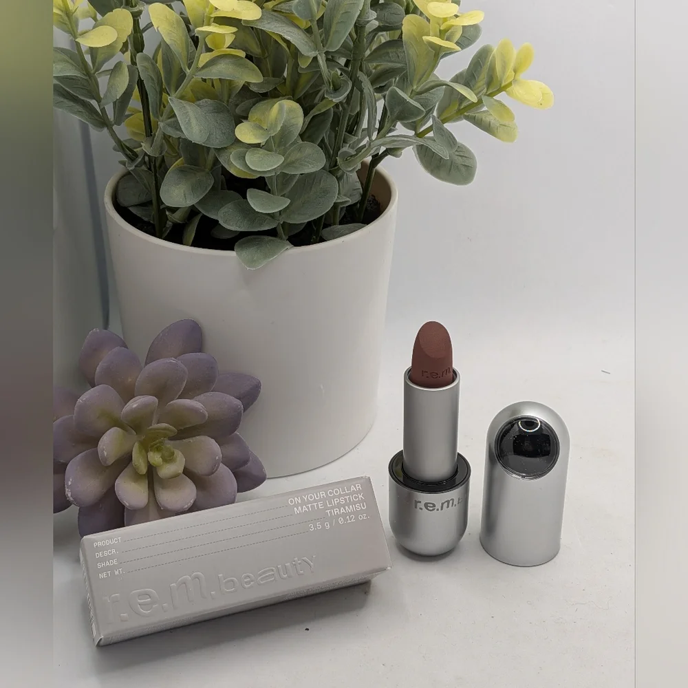 r.e.m. beauty On Your Collar Matte Lipstick‎ - TIRAMISU